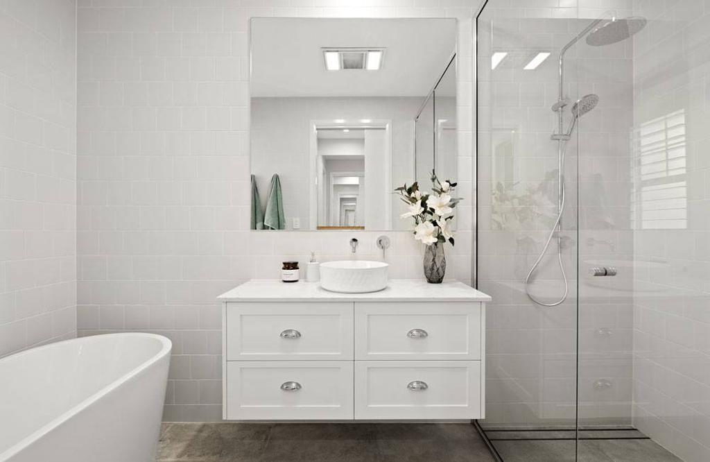 Project Trafalgar (Trafalgar House main bathroom in white design)