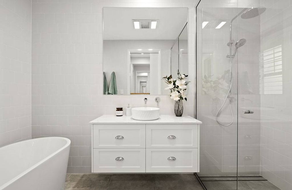 Project Trafalgar (Trafalgar House main bathroom in white design)