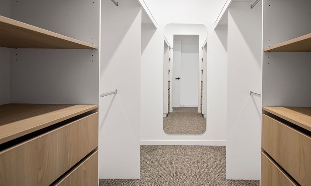 The Summit House (Walk in Closet)