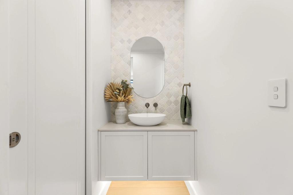Project Curve (Wardrobe Room with Sink)