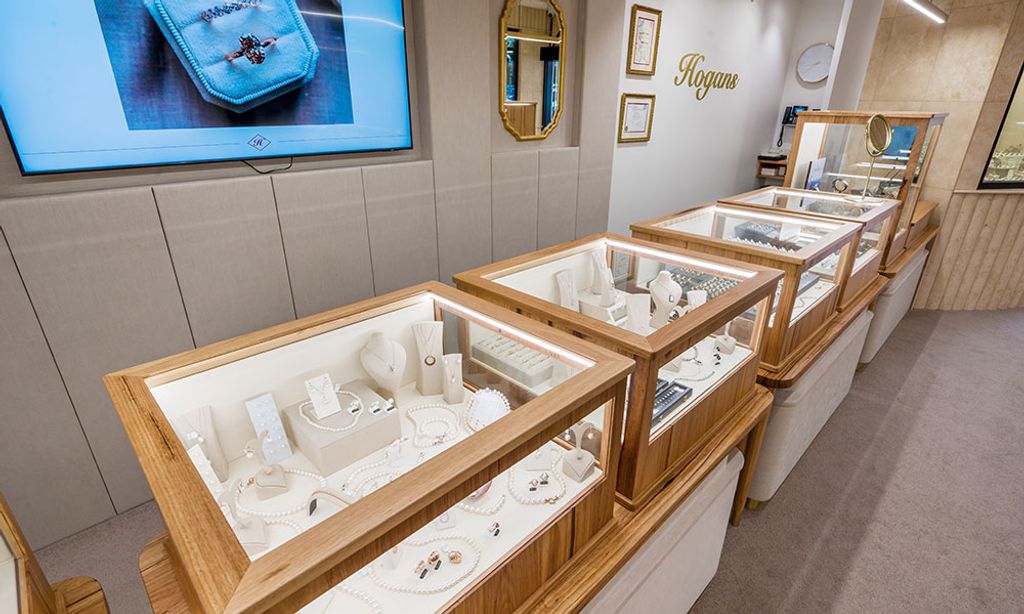 Hogan’s Family Jewellers (Jewelry Display Glass Full Table)