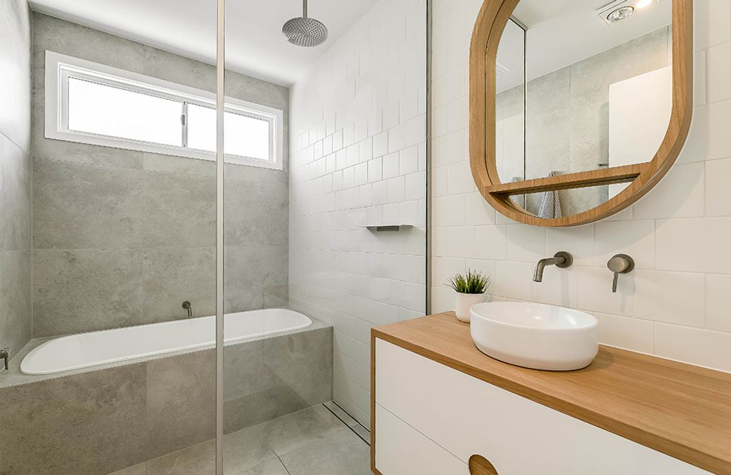 Cranley 2.0 (bathroom with bathtub and glass divider)