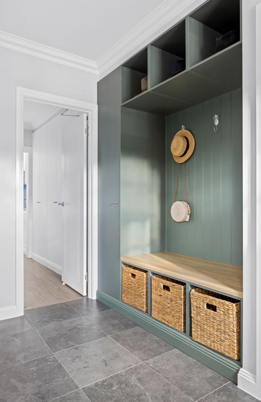 Queenie Marlow (Mudroom in a wide angle)