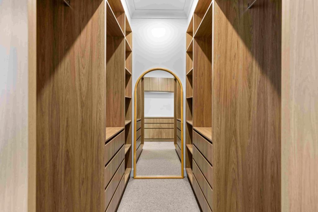 Dunmore St Walk-in Robe
