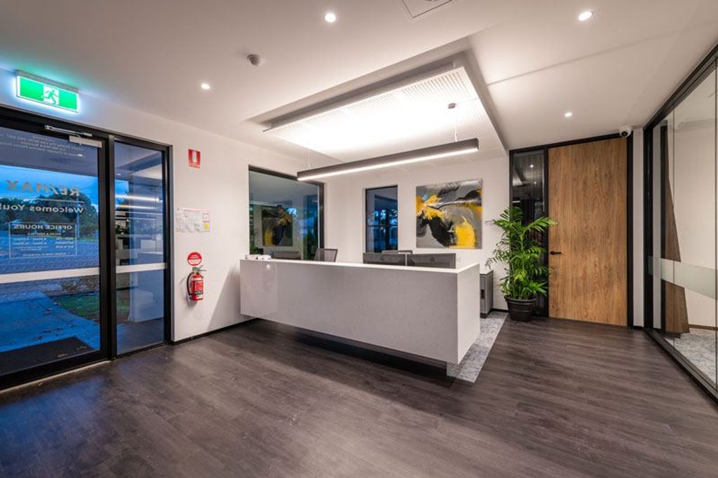 Project RE/MAX (Remax white Front Desk whole view)