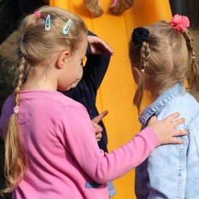 אלימות בבית ספר ובריונות אצל ילדים: איך הורים יכולים לזהות ולסייע?