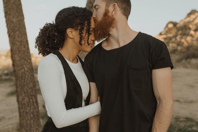 למה גברים בוגדים? סיבות, דפוסים ומה אפשר לעשות