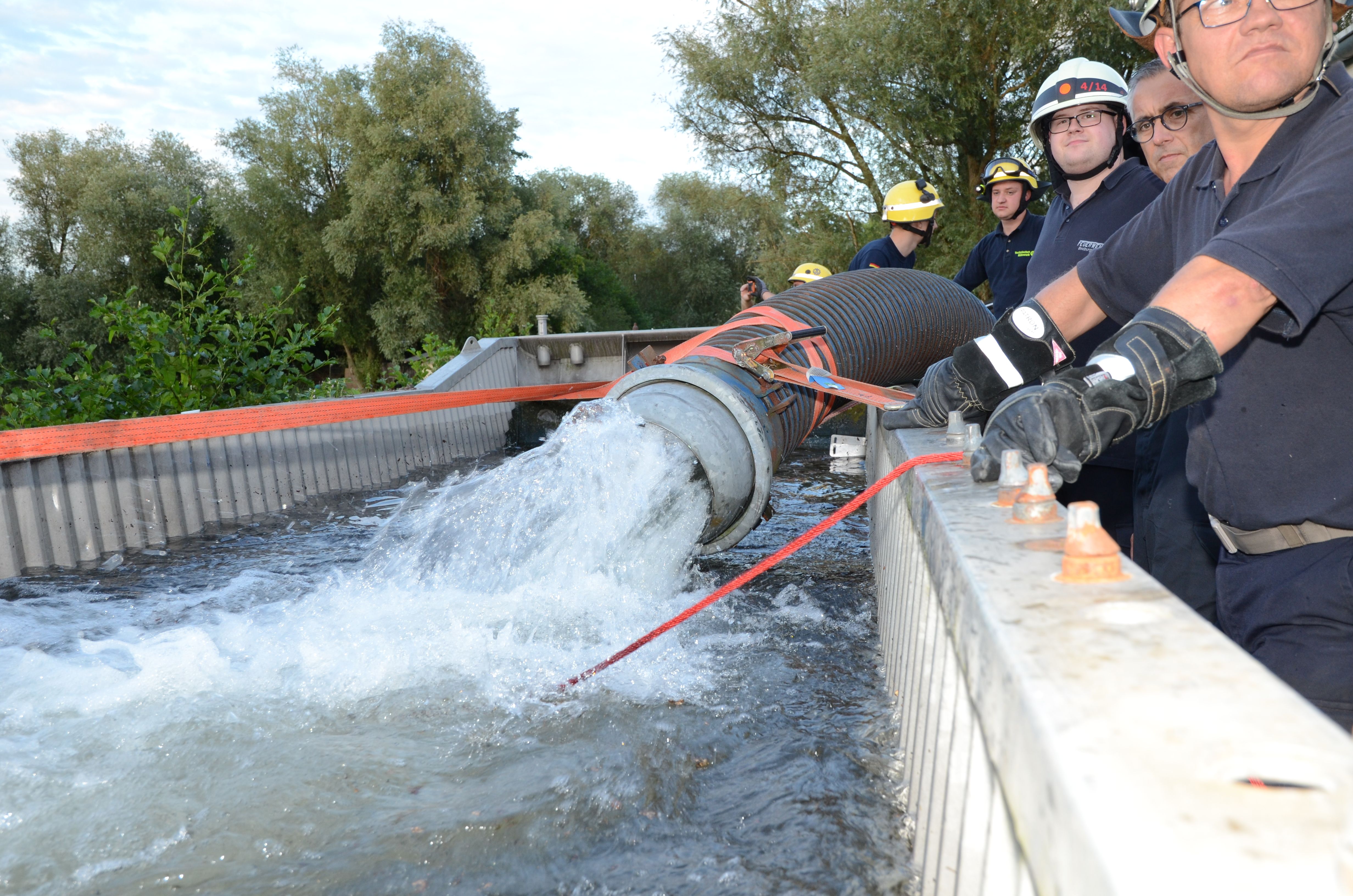 „Wasserförderung über Lange Wegstrecken“: Freiwillige Feuerwehr Bedburg ...