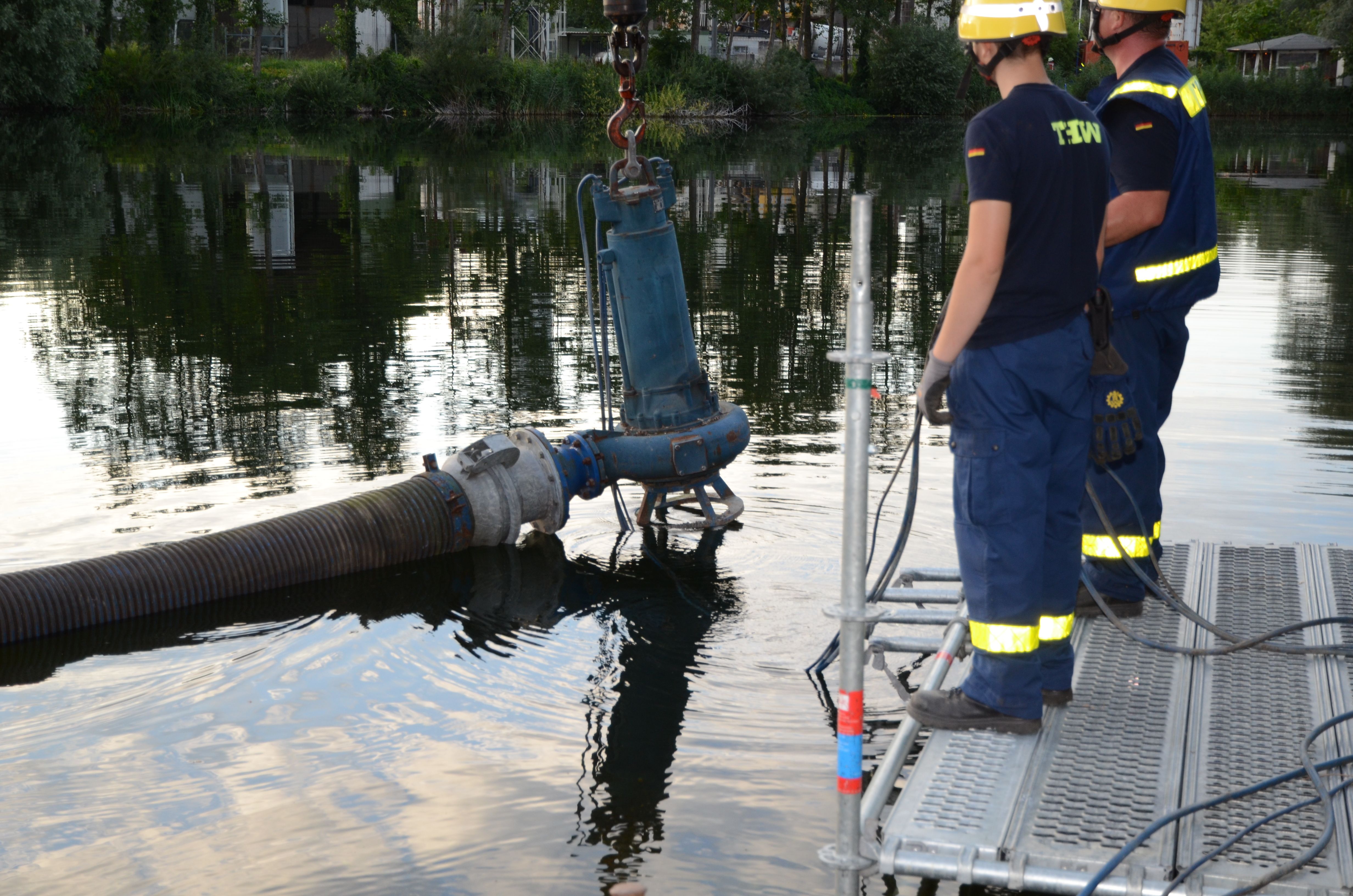 „Wasserförderung über Lange Wegstrecken“: Freiwillige Feuerwehr Bedburg ...