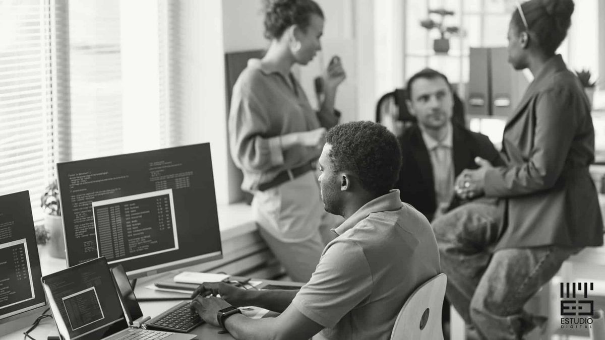 Fábrica de Software: Qué es, Cómo Funciona y Beneficios para tu Negocio en 2025