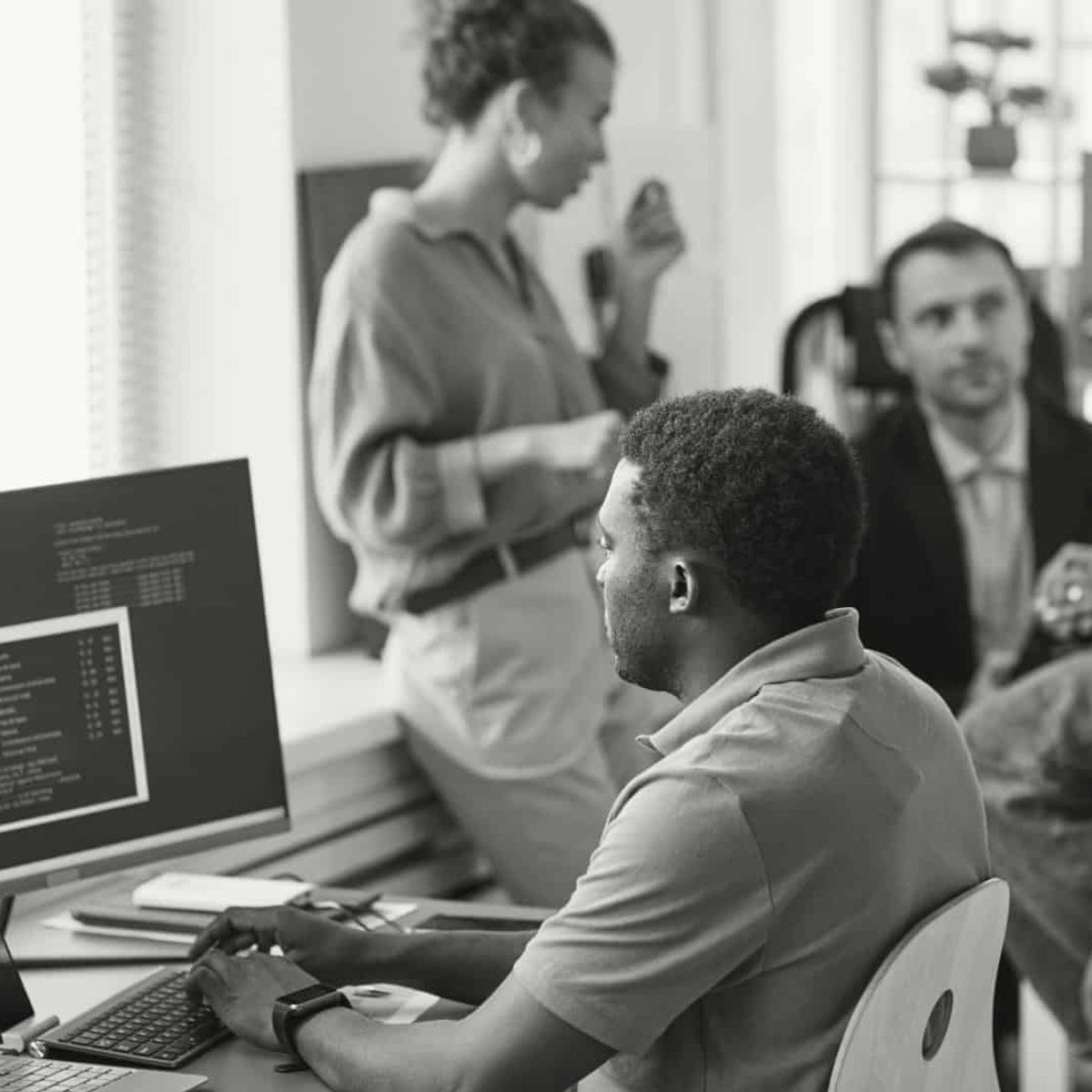 Fábrica de Software: Qué es, Cómo Funciona y Beneficios para tu Negocio en 2025