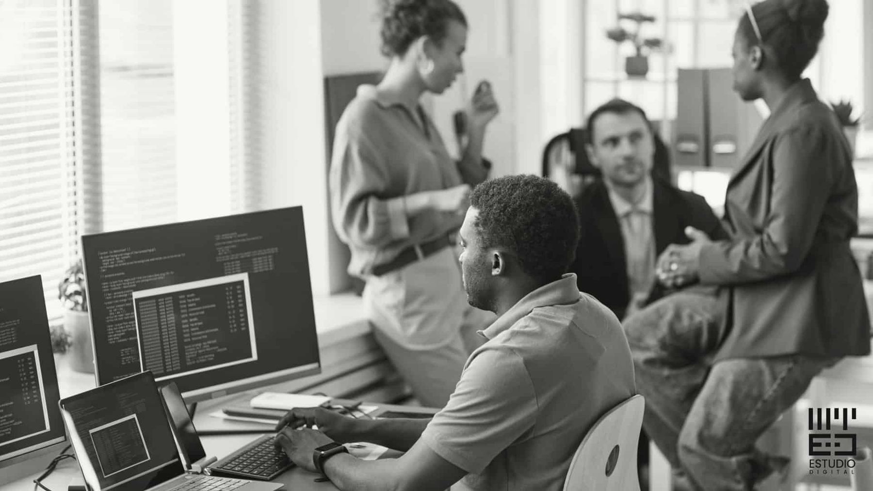 Fábrica de Software: Qué es, Cómo Funciona y Beneficios para tu Negocio en 2025