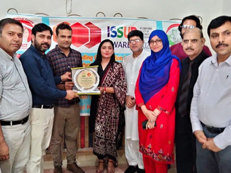 Tahir Nawaz Receiving an Award Shield