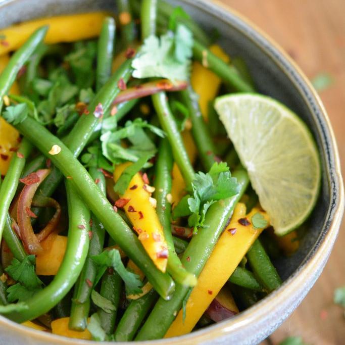Salade exotique de haricots verts frais à la mangue