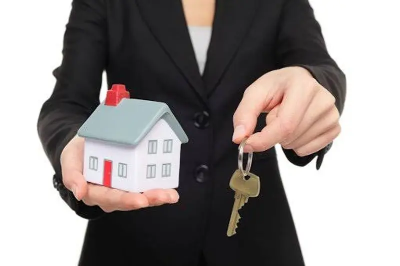 Coldwell banker Cuyo Real: Asesora inmobiliaria entregando las llaves de una vivienda a un comprador.