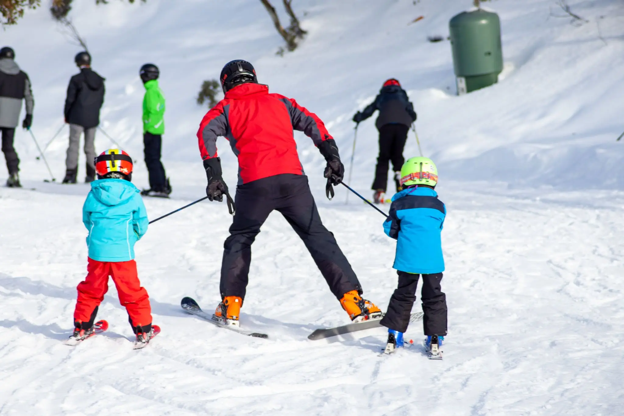 Guide til sjove og budgetvenlige skiferier for unge