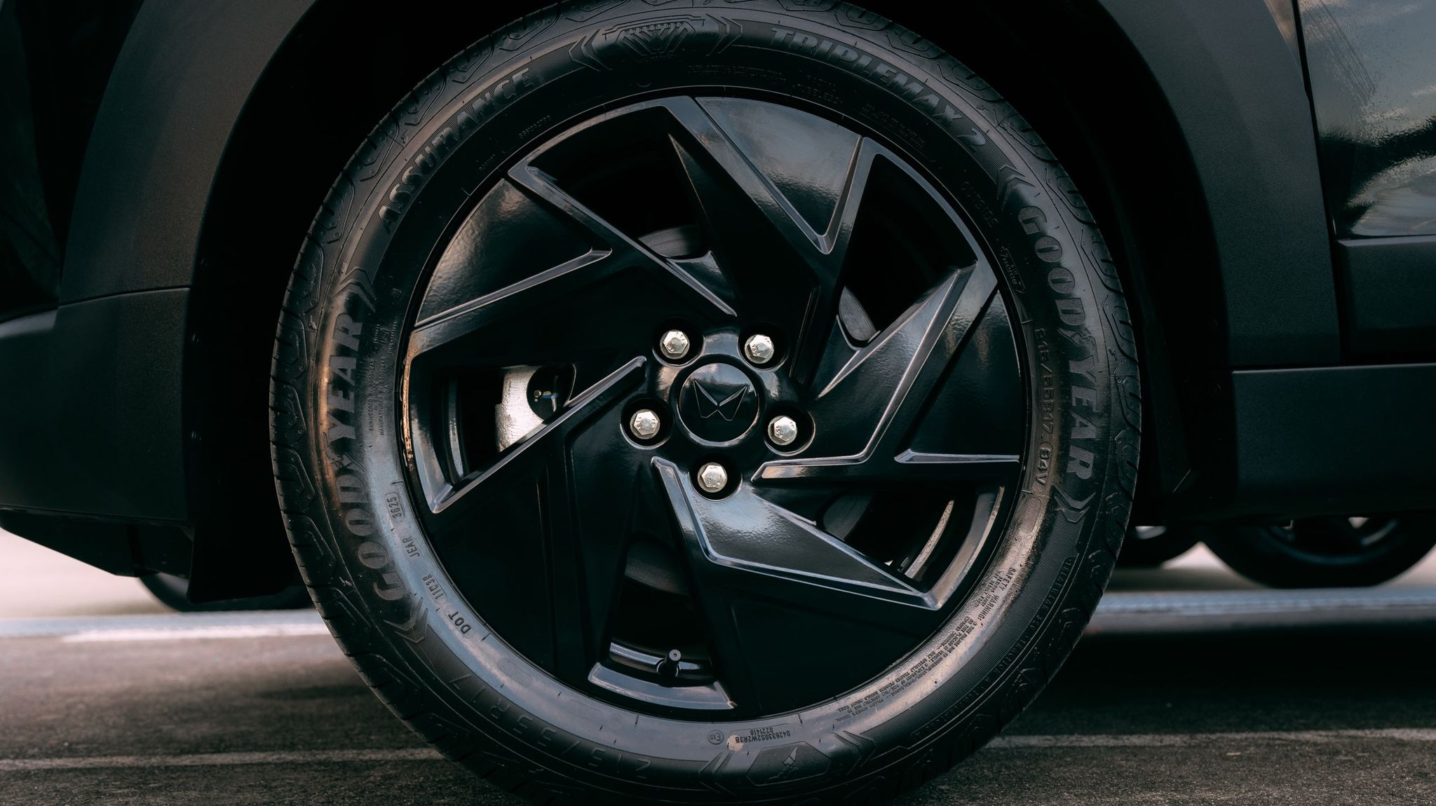 2026 Mahindra XUV 3XO Black Anniversary Edition wheels