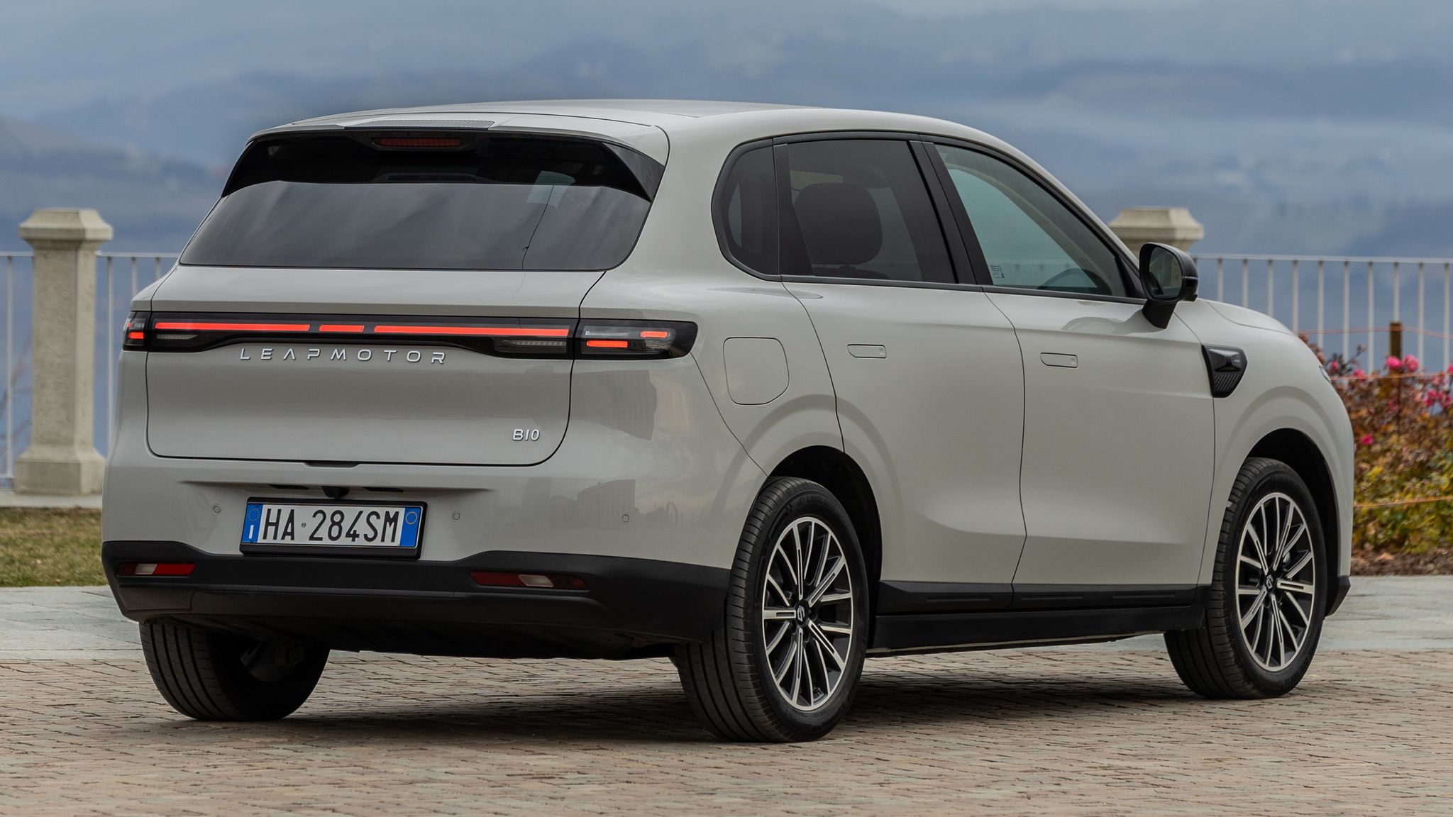 2026 Leapmotor B10 Hybrid EV small SUV rear three quarter