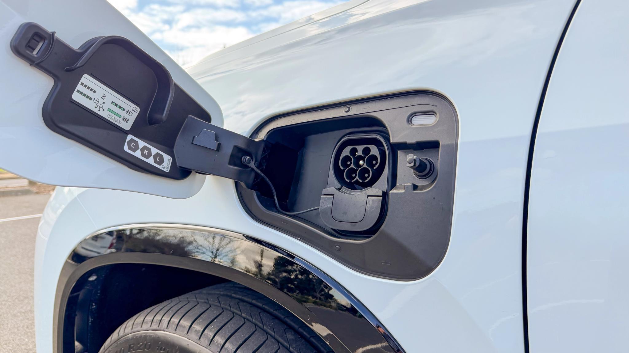 2026 Volkswagen Tayron eHybrid charging port