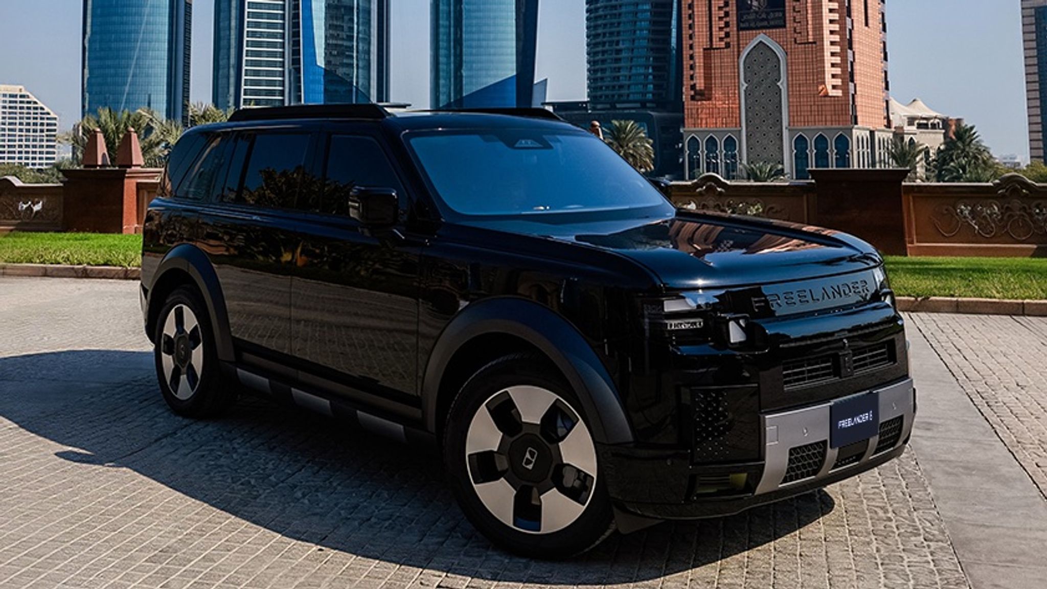 Freelander 8 large SUV front three quarter