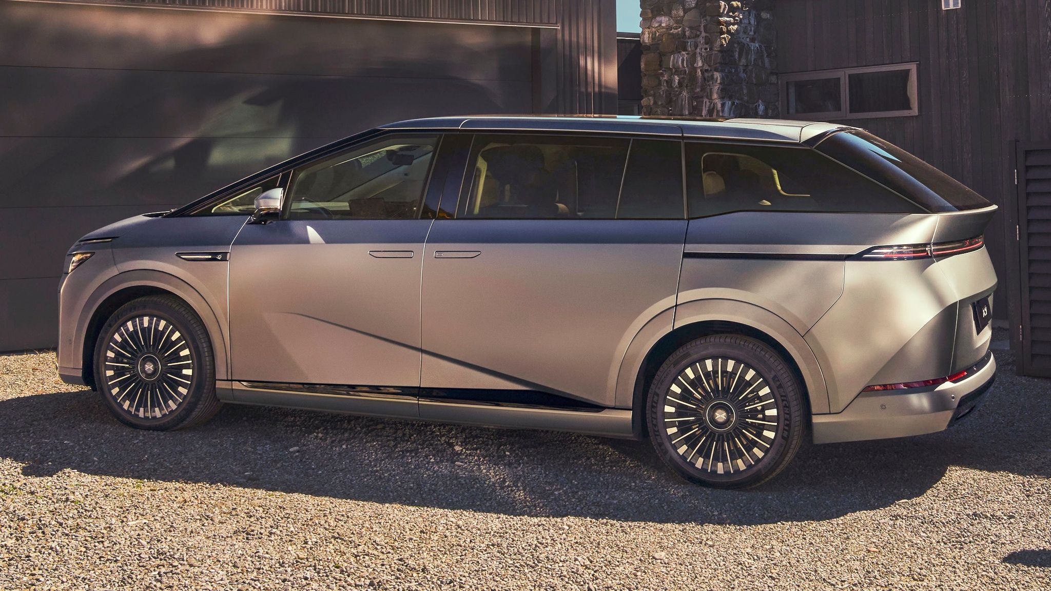 2026 Xpeng X9 electric seven-seat people mover rear three quarter