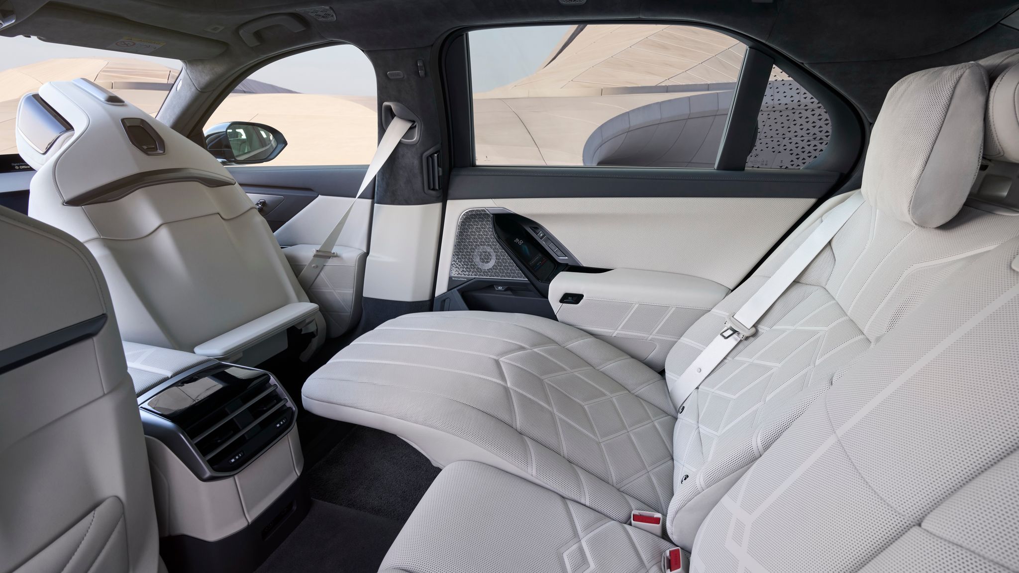 Updated BMW 7 Series gets Neue Klasse interior and longer electric range - Image 5
