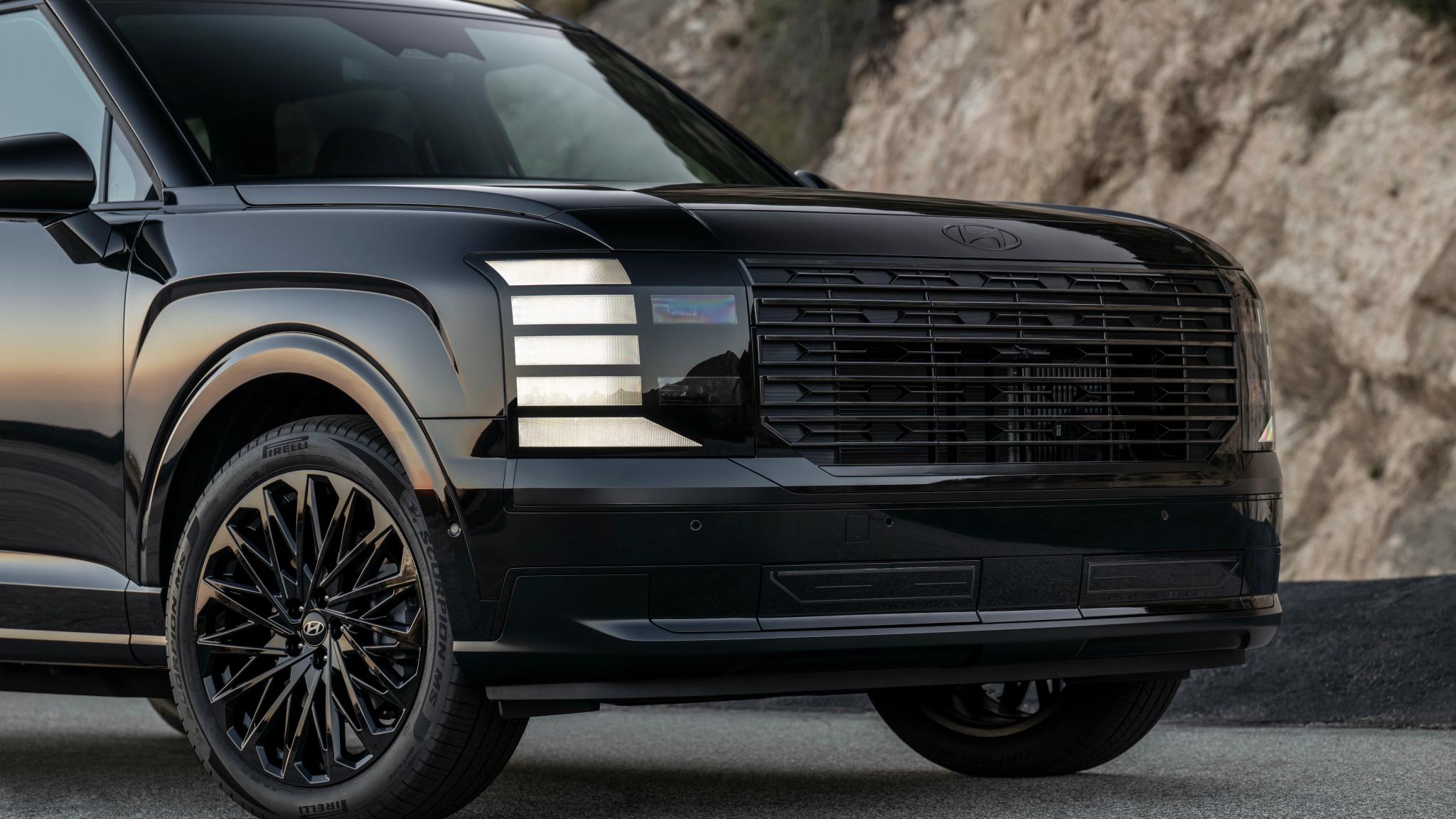 2027 Hyundai Palisade Calligraphy Black Ink in Abyss Black with gloss black 21-inch alloy wheels and blacked-out exterior trim, three-quarter front view