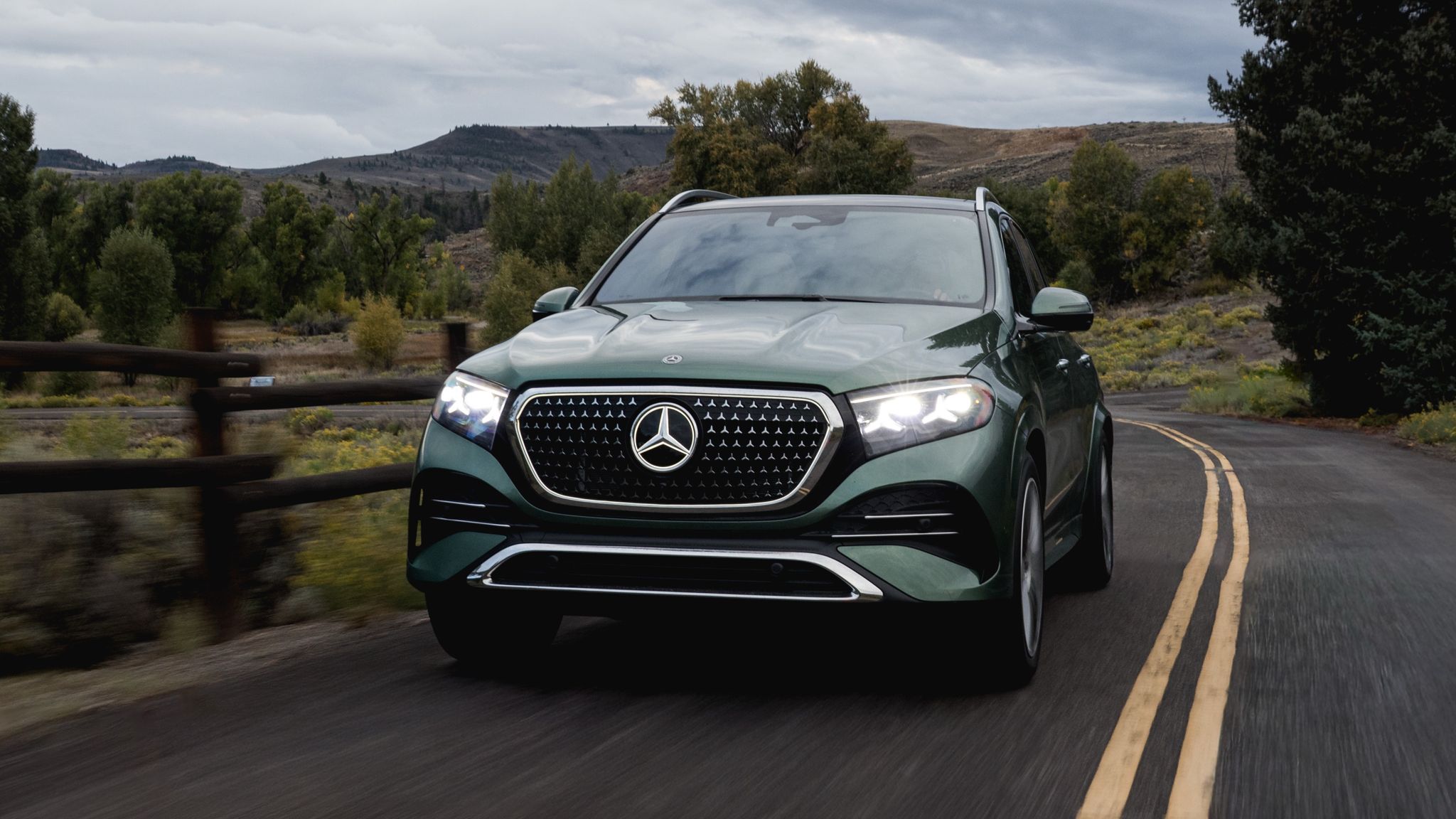 Mercedes-Benz GLE 450 e 4MATIC plug-in hybrid SUV driving