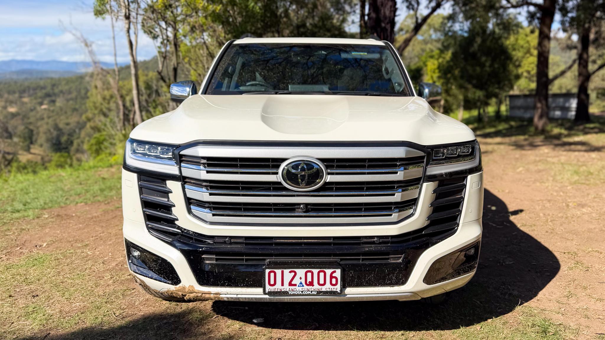 2026 Toyota LandCruiser 300 Series Hybrid front