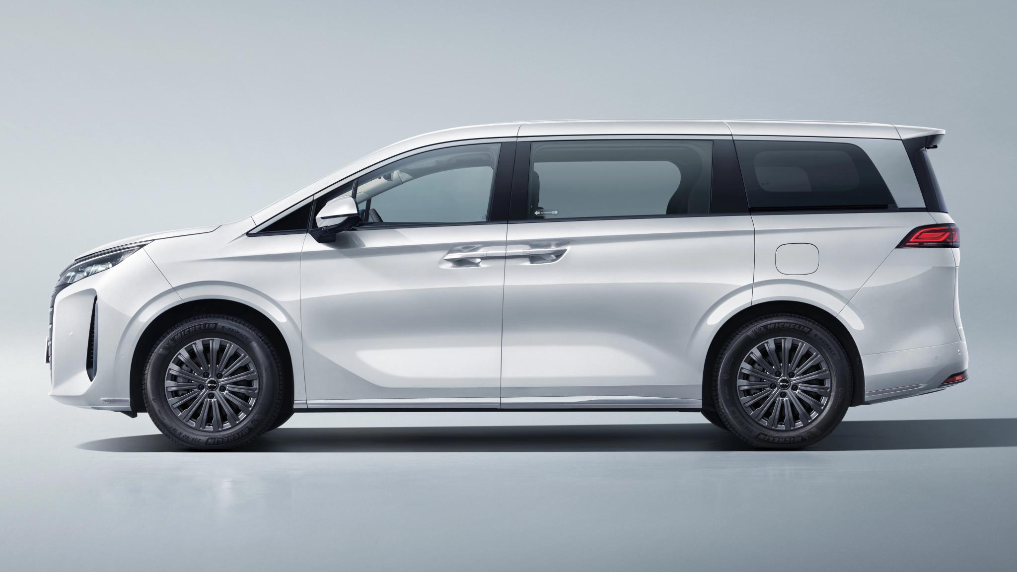 White BYD M9 plug-in hybrid people mover in side profile