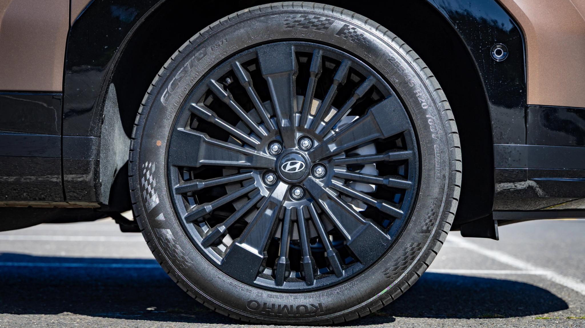 2026 Hyundai Santa Fe Hybrid alloy wheel