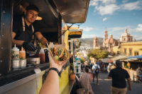 Food Truck Meals While Traveling: Safety Clues and Red Flags