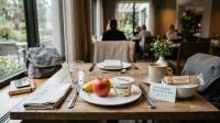 Hotel Breakfast With Food Allergies: Buffet, Bakery, and Backup Tips