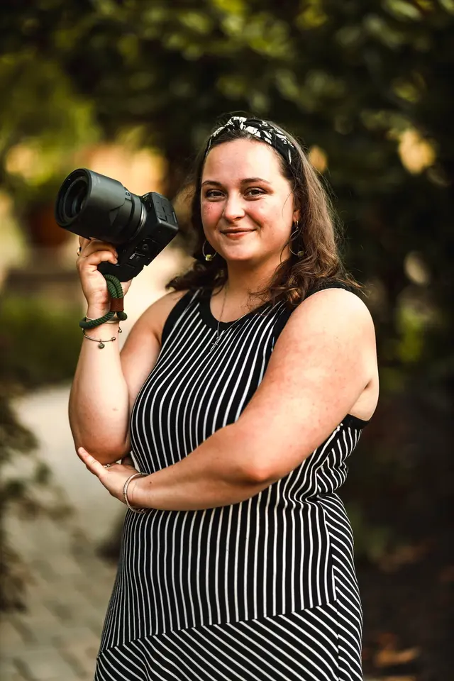 Julia Francis holding her Canon R6 Mark II in the garden of Cross Creek Nursery and Landscaping off of Court House Road in Midlothian, Virginia