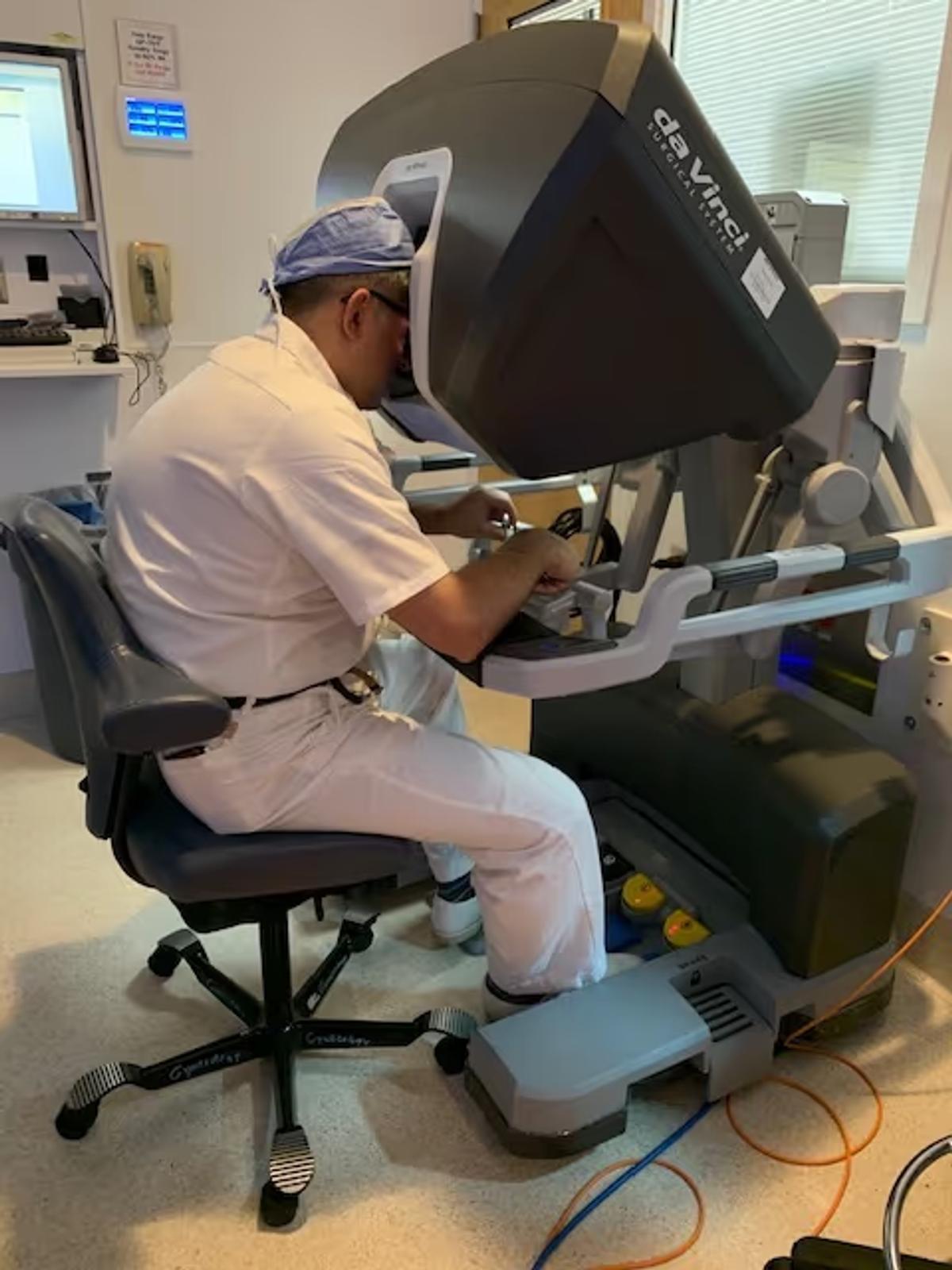 Dr. Jihad Kaouk operating the da Vinci Single Port robot