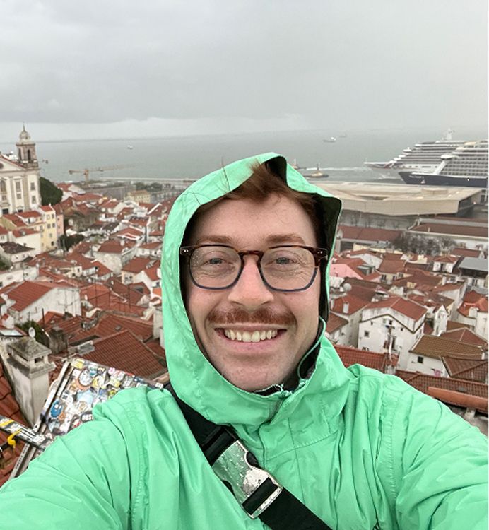 Colegi care fac un selfie într-o excursie în oraș