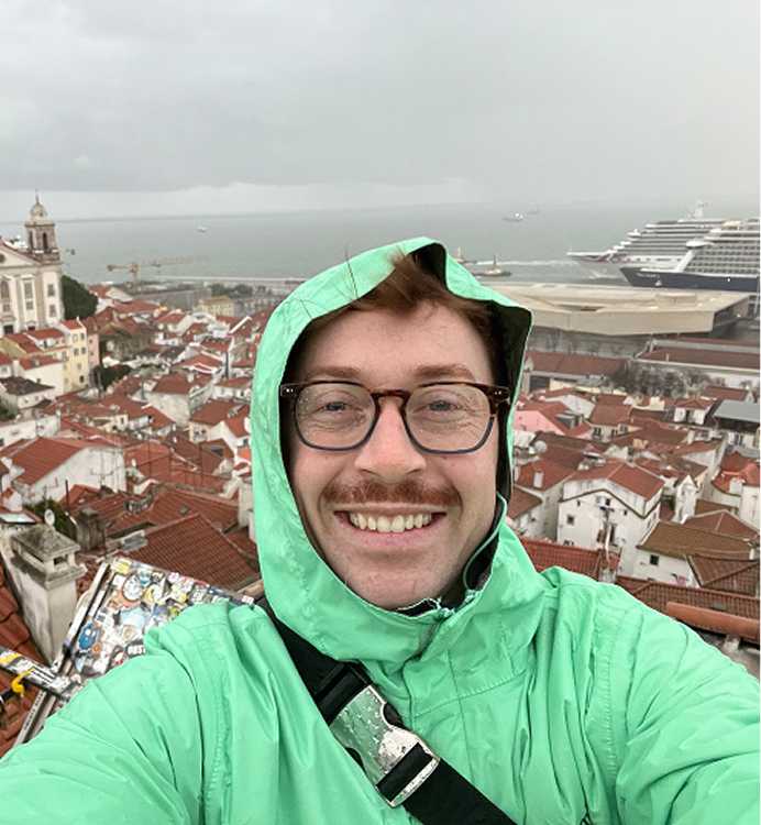 Colegi care fac un selfie într-o excursie în oraș
