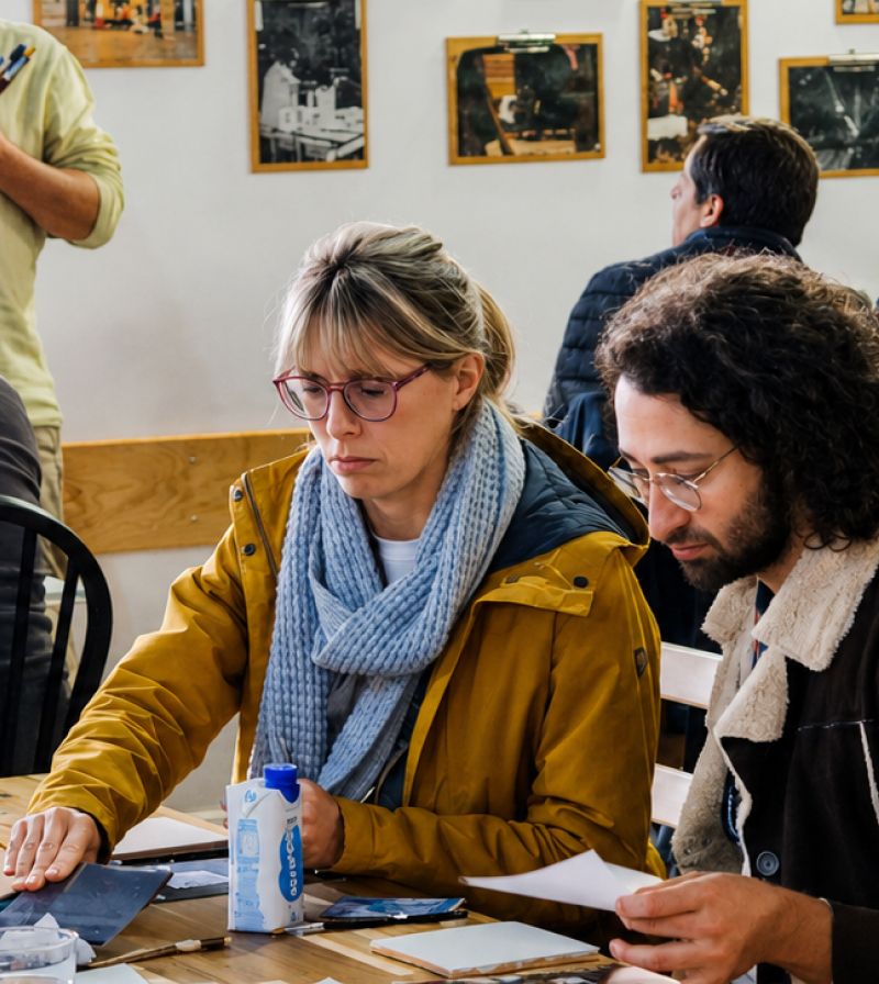 Doi colegi care lucrează împreună la o masă