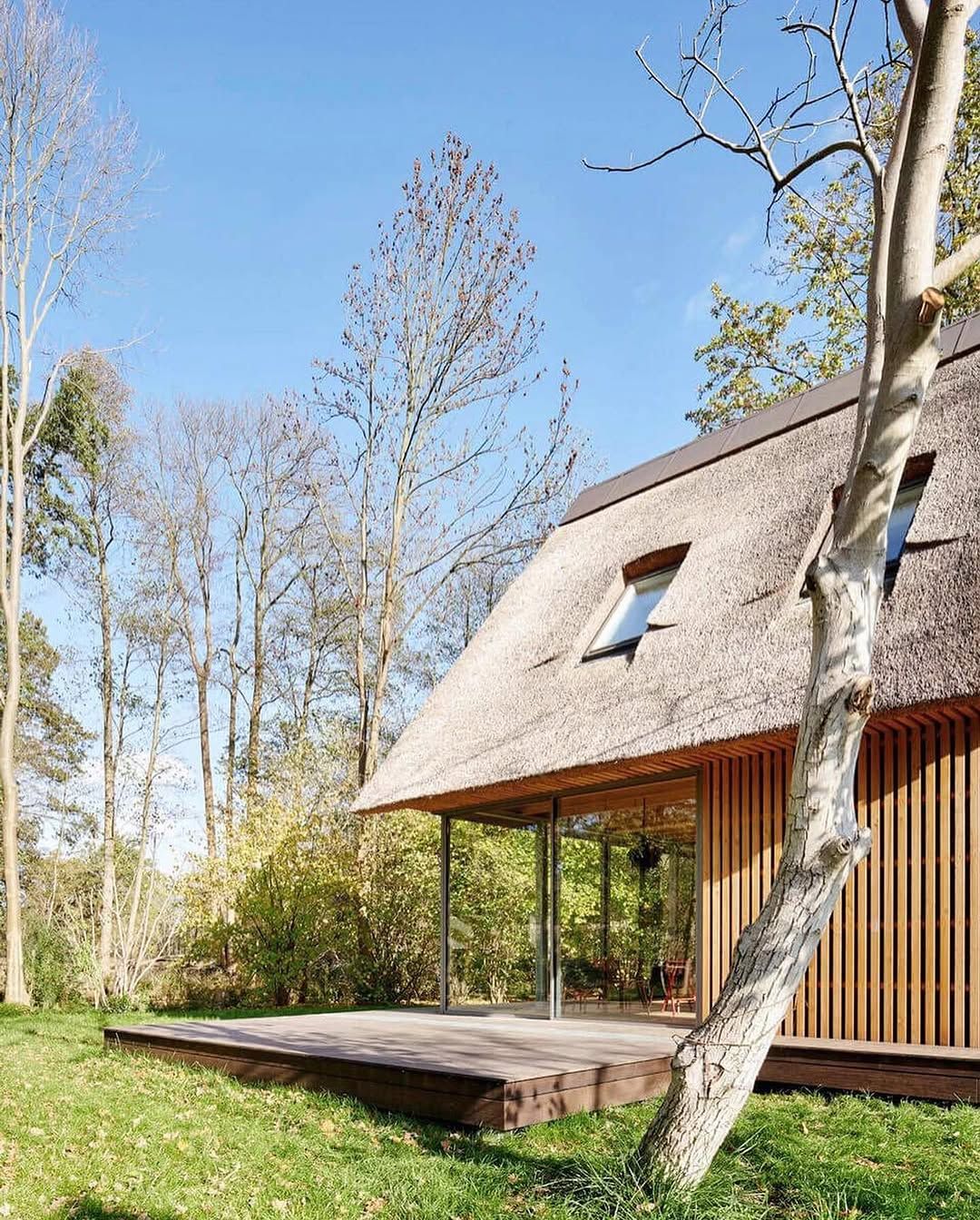 This thatched cabin near Berlin proves that old materials can carry entirely new meaning