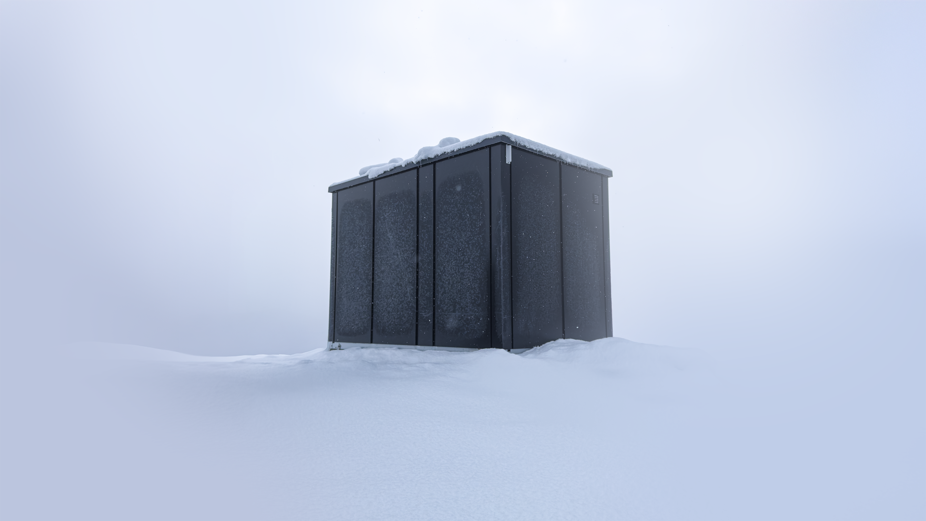 Transformatorstasjon i nordisk vinterlandskap