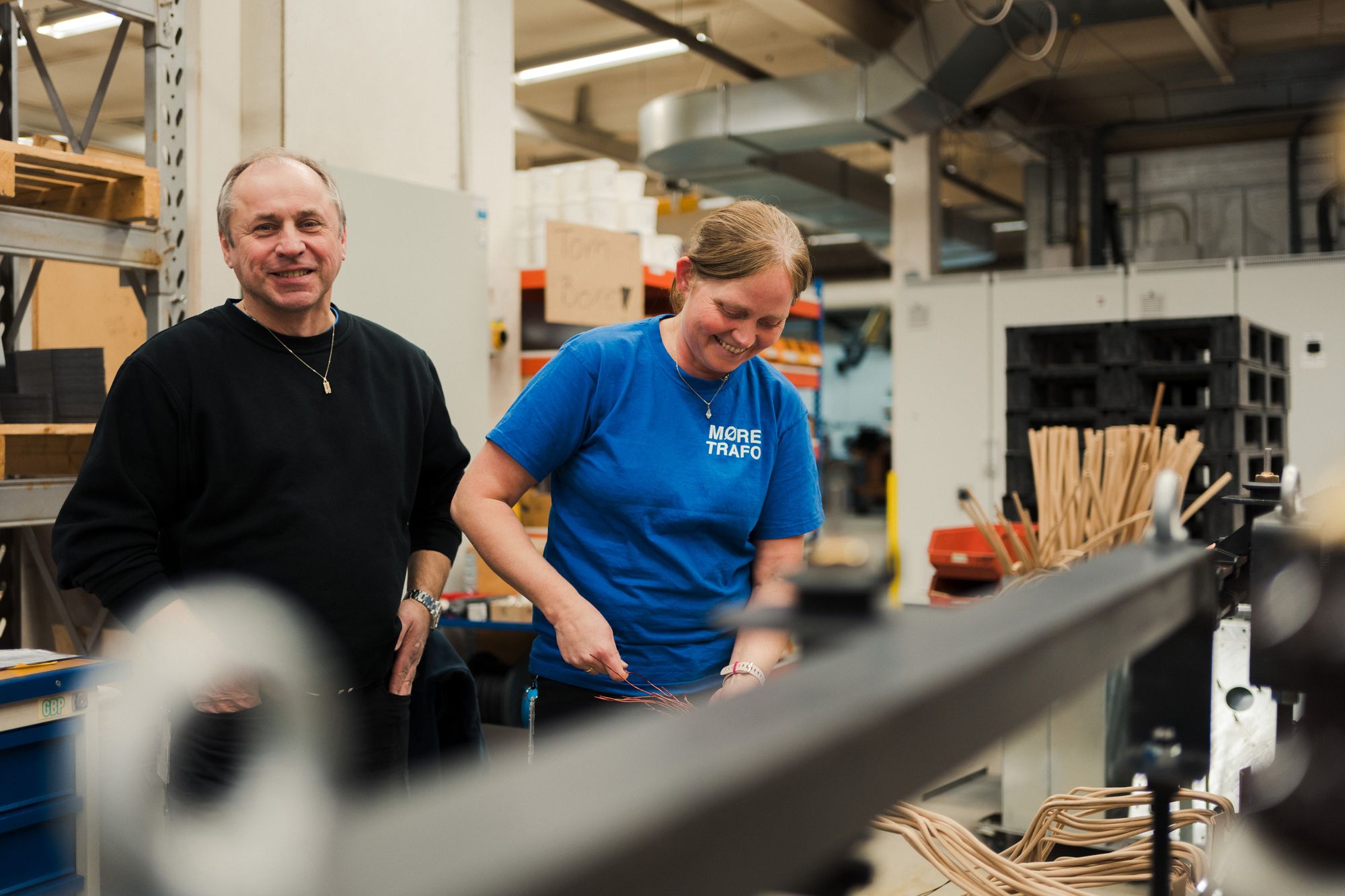 Ansatte i produksjonsmiljø hos Møre Trafo