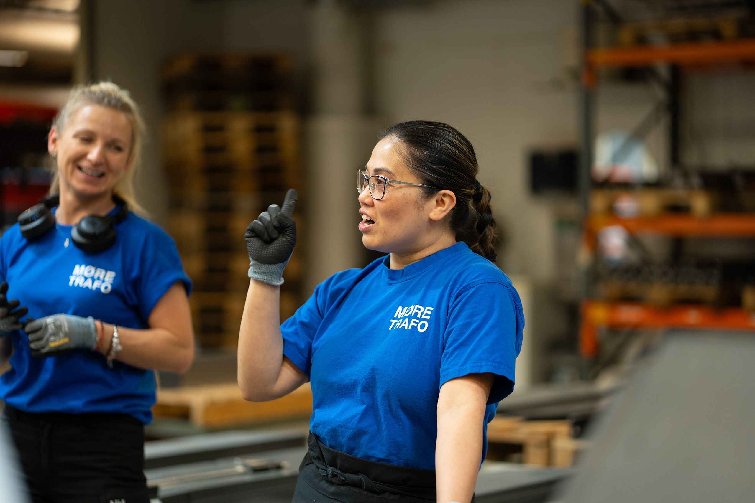 To ansatte i produksjonen hos Møre Trafo