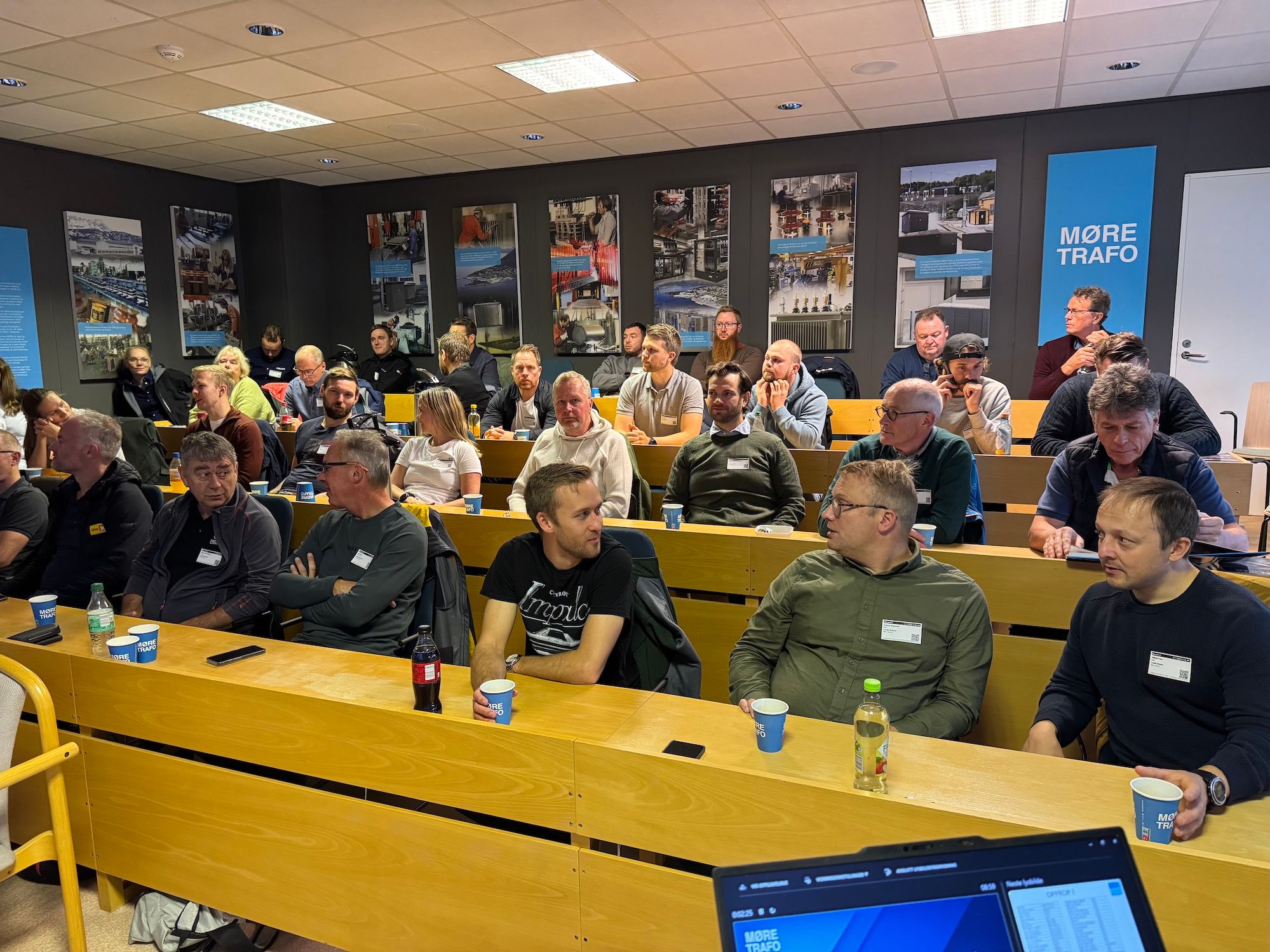 Samling i auditoriet hos Møre Trafo
