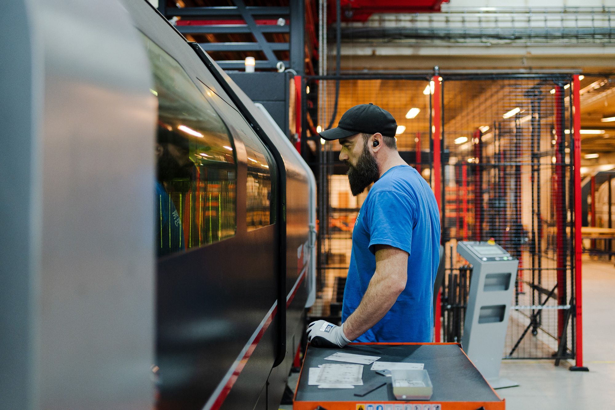 Medarbeider ved produksjonsutstyr hos Møre Trafo