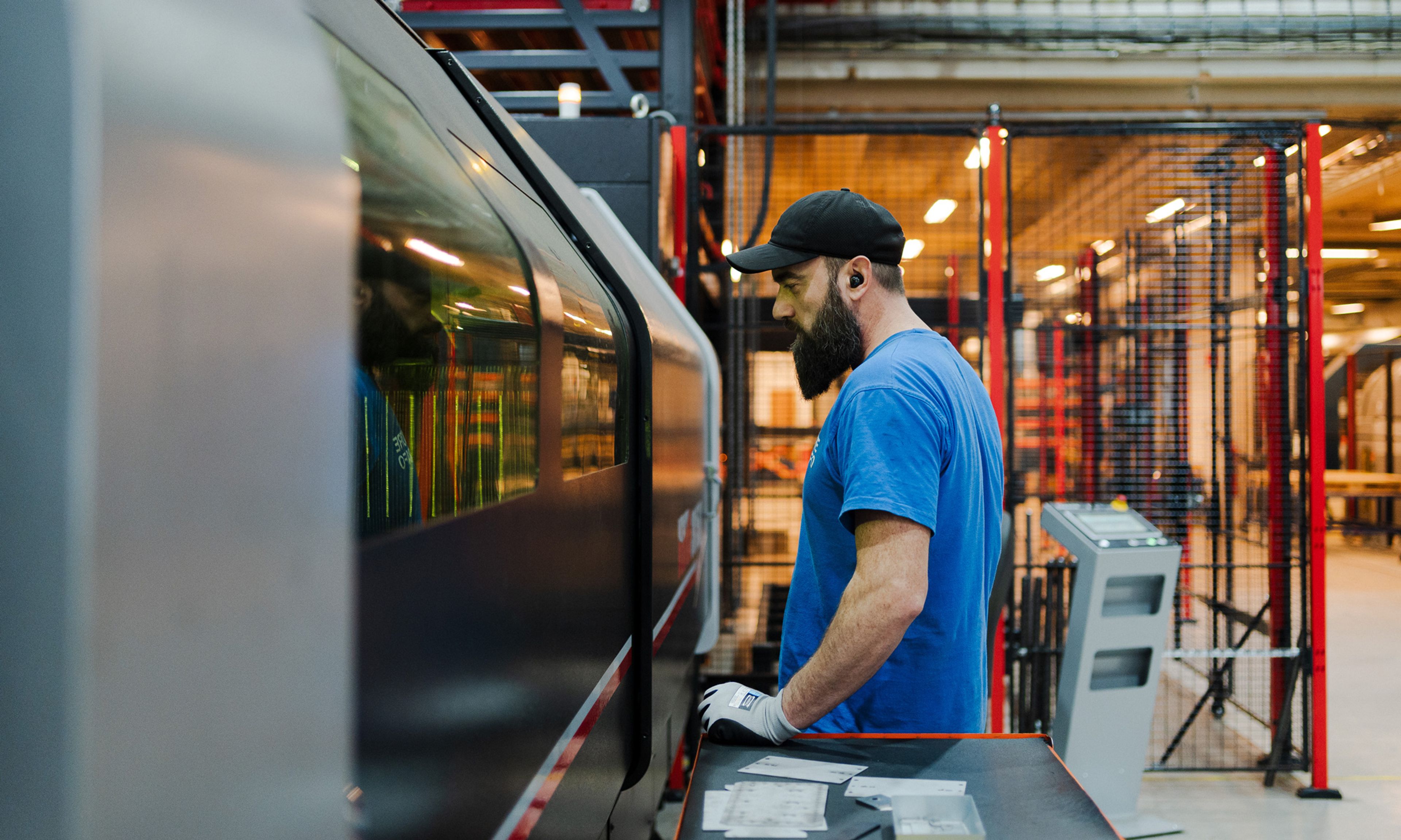 Medarbeider ved produksjonsutstyr hos Møre Trafo