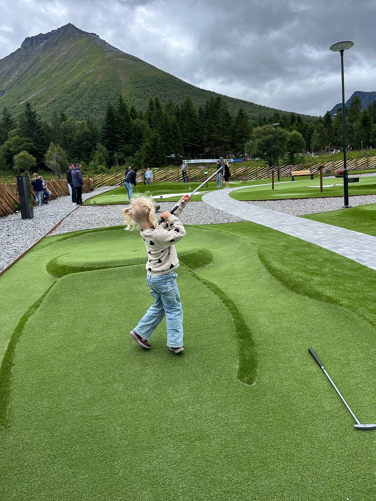 Barn som spiller minigolf i Sykkylven