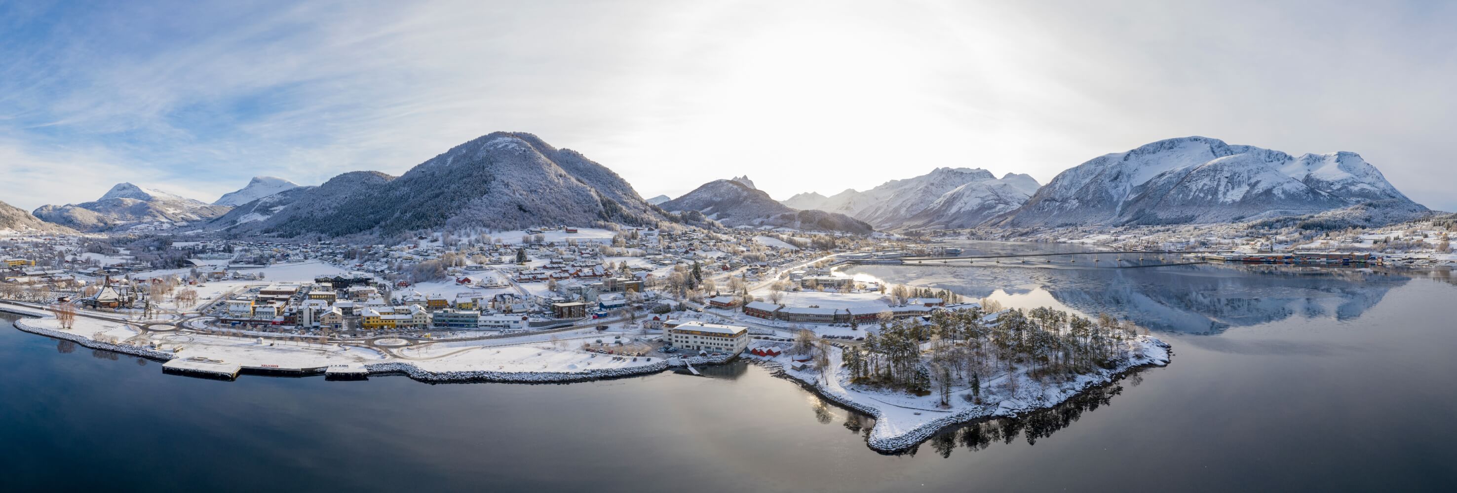 Oversiktsbilde av Sykkylven med fjord og fjell