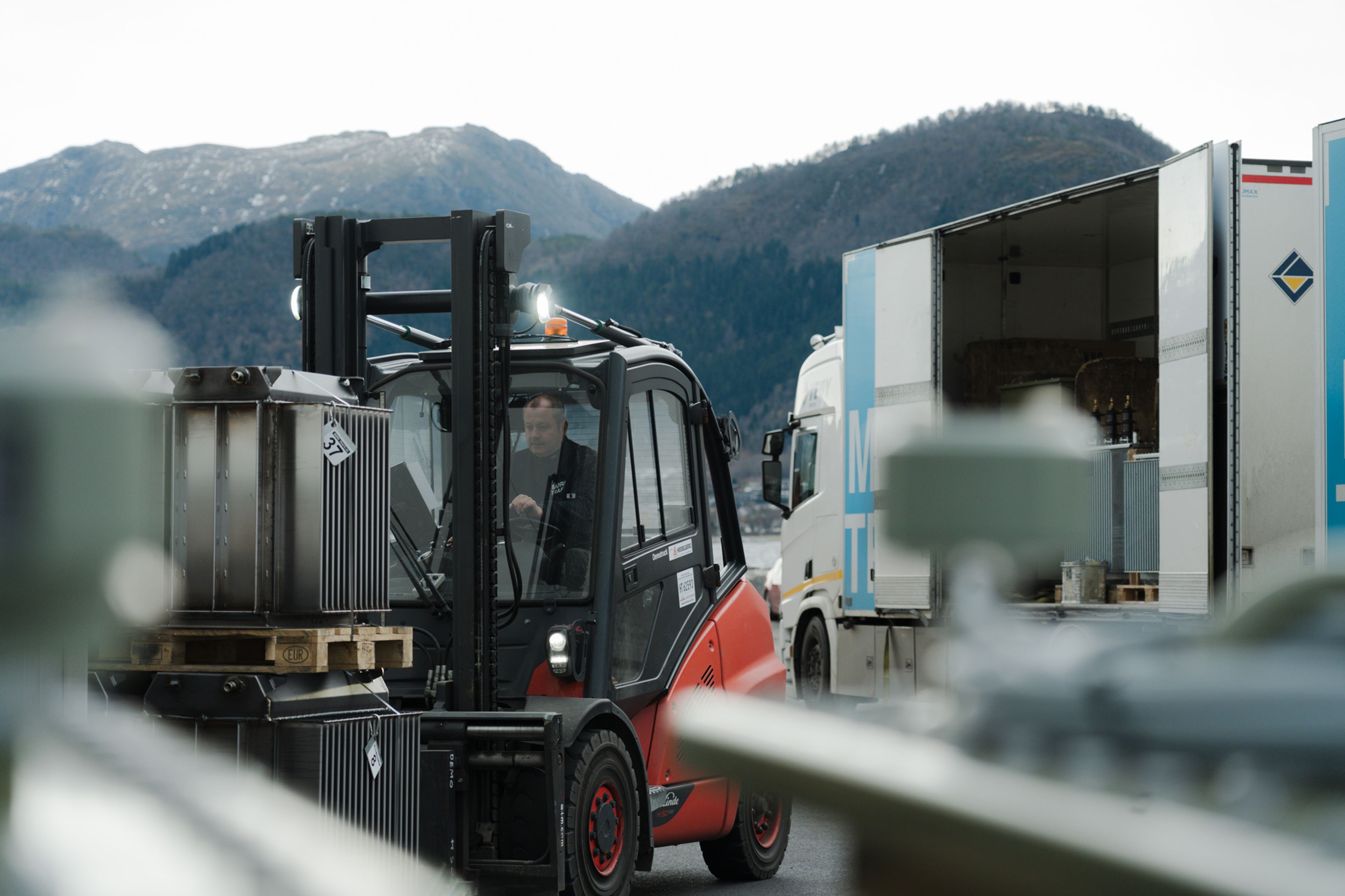 Truck og logistikkarbeid ved fabrikk og lastebil