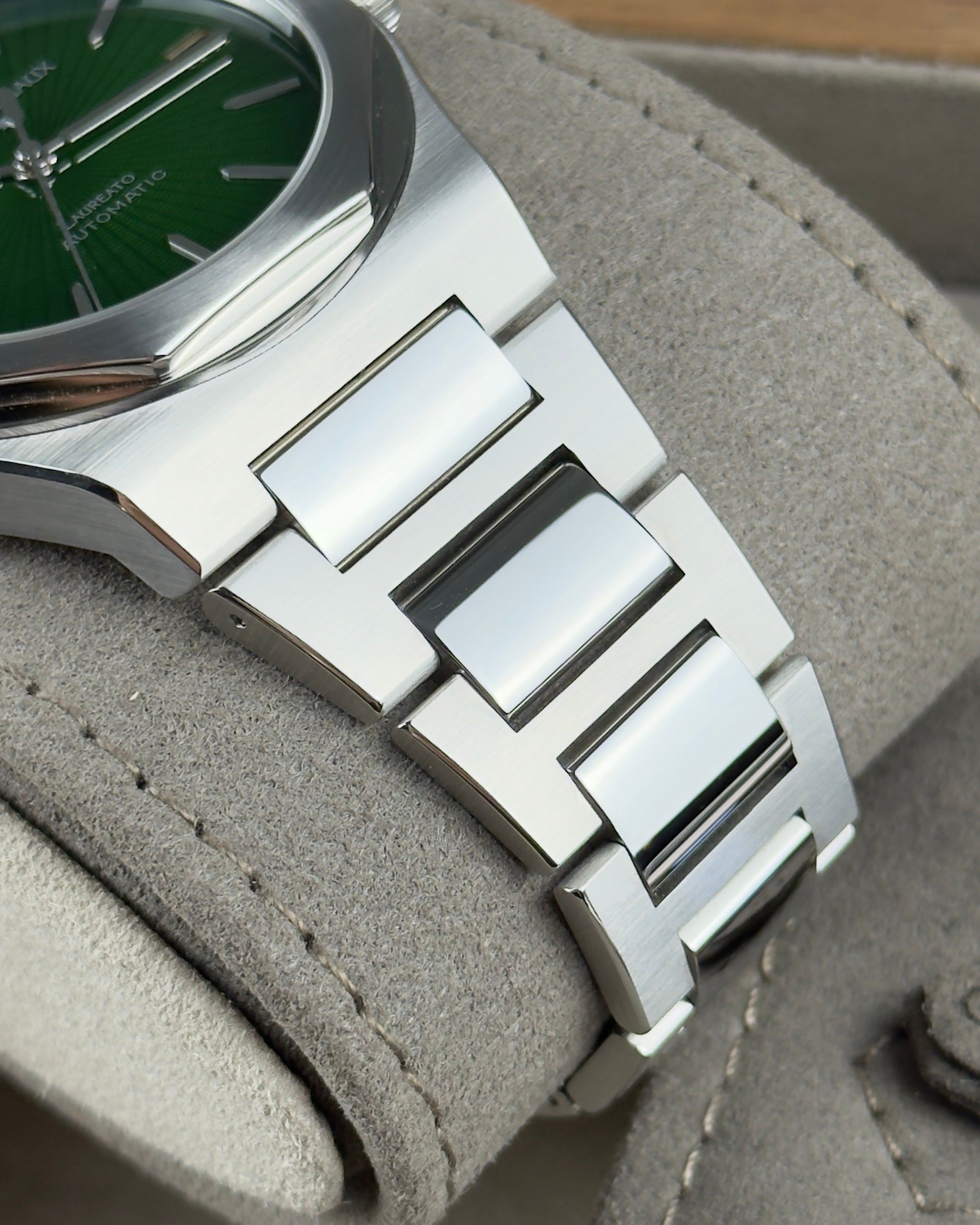 Girard Perregaux Laureato - 42MM - REF : 81010-11-433-11A thumbnail 5