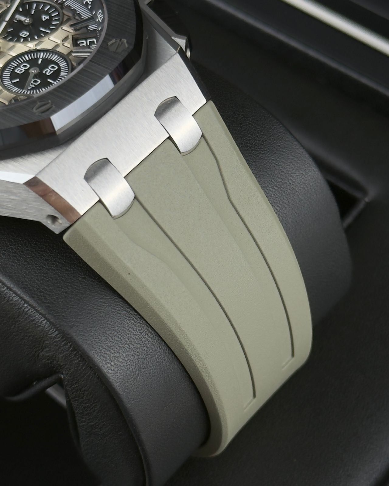 Audemars Piguet Royal Oak Offshore - 43MM - REF : 26420SO.OO.A600CA.01 thumbnail 10